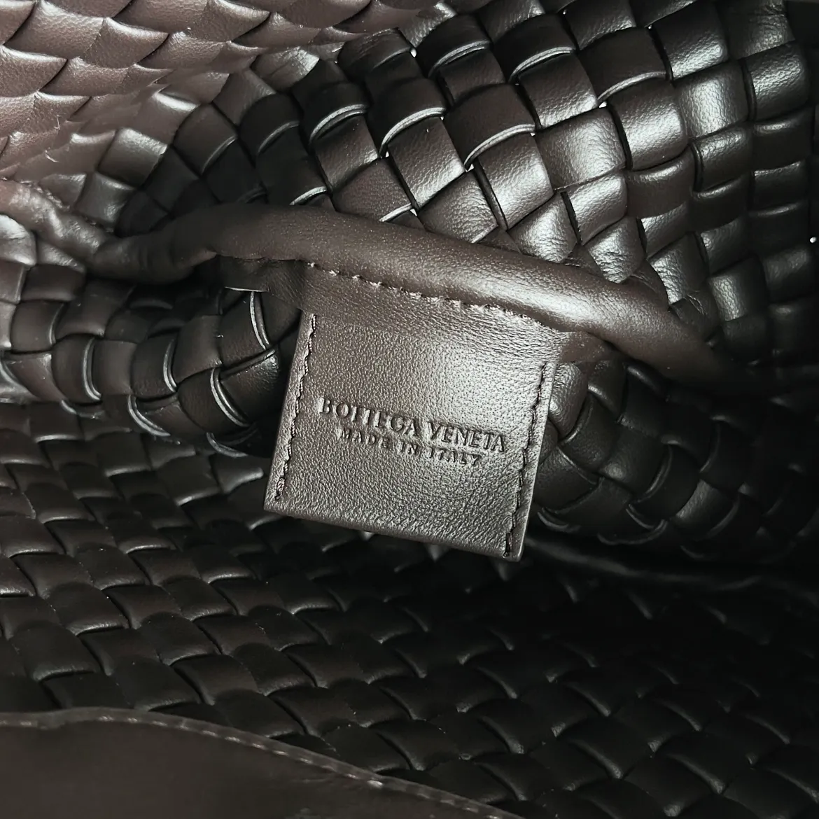 Batch 1760 BOTTEGA VENETA's new mini COBBLE bag. This season's mini Cobble series brings a new style of handbag. The body of the bag resembles the shape of a "Yuanbao", giving you good luck throughout autumn and winter! This Yuanbao bag is made of three pieces of quilted cotton and has an unlined body, showing its quiet power. The bag is carefully designed to create a three-dimensional look. The joints and edges are decorated with lambskin strips to create a sense of simplicity. The handbag is not lined, so you can directly appreciate the consistent lambskin on the outside and inside. It is beautiful both inside and outside. The top handle of this handbag is made of leather-wrapped rope and is quite sturdy. The detachable shoulder strap is secured by a leather buckle inside the bag. Can be carried by hand, carried on the shoulder or cross-body, very easy to match! Style number: 805739 Size: 23*11*8cm